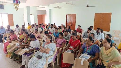 கோபிசெட்டிபாளையத்தில் நியாயவிலை கடை விற்பனையாளர்களுக்கு புதிய பி ஓ எஸ் கருவி செயல்படுத்தும் முறை குறித்து பயிற்சி அளிக்கப்பட்டது. 4 1716724944907239 3