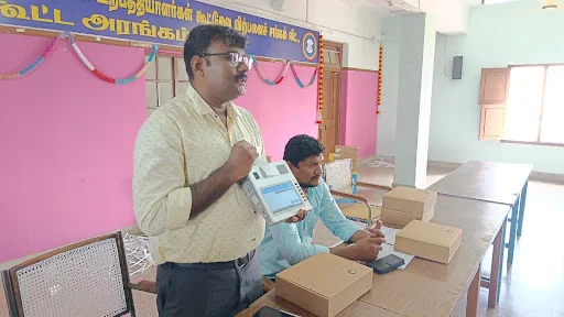 கோபிசெட்டிபாளையத்தில் நியாயவிலை கடை விற்பனையாளர்களுக்கு புதிய பி ஓ எஸ் கருவி செயல்படுத்தும் முறை குறித்து பயிற்சி அளிக்கப்பட்டது. 3 1716724950615964 2