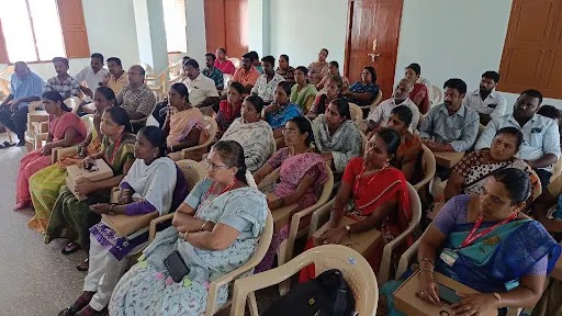 கோபிசெட்டிபாளையத்தில் நியாயவிலை கடை விற்பனையாளர்களுக்கு புதிய பி ஓ எஸ் கருவி செயல்படுத்தும் முறை குறித்து பயிற்சி அளிக்கப்பட்டது. 1 1716727077446753 0