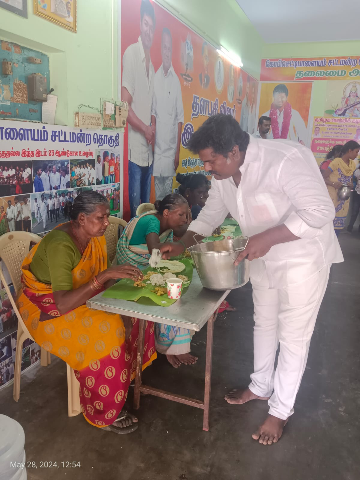 கோபிசெட்டிபாளையம் சட்டமன்ற தொகுதி தமிழக வெற்றிக் கழகம் சார்பாக இன்று பட்டினி தினத்தை முன்னிட்டு ஏழைகளுக்கு சமபந்தி விருந்து சிறப்பாக நடைப்பெற்றது. 2 1716894202574189 1
