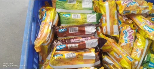 கோபிசெட்டிபாளையம் அருகே ஆவின் வேனில் கொண்டுவரப்பட்ட காலாவதியான பிஸ்கட்டுகள் பறிமுதல். உணவு பாதுகாப்புத் துறை அதிகாரிகள் நடவடிக்கை 2 1716981491569472 2