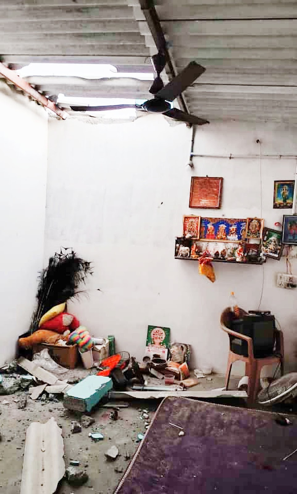 நம்பியூர் சுற்றுவட்டாரப் பகுதிகளில் சூறாவளி காற்றுடன் கூடிய கனமழைமின்னல் தாக்கியதில் வீட்டின் மேற்கூரை சேதம் 4 1717465707307378 3