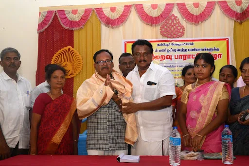 நம்பியூர் பேரூராட்சி அலுவலகத்தில் பணியாற்றி பணி ஓய்வுபெற்ற பணியாளர்கள் இளநிலை உதவியாளர் எம்.மகாலிங்கம், அலுவலக உதவியாளர் வீ.இலட்சுமணன் ஆகியோர்க்கு பணிநிறைவு பாராட்டு விழா 1 1717510159452644 1