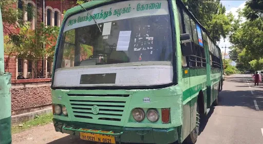கோபிசெட்டிபாளையம் அருகே அரசு பேருந்து மோதிய விபத்தில் உயிரிழந்த குடும்பத்திற்கு போக்குவரத்து நிர்வாகம் நஷ்ட ஈடு வழங்காத நிலையில் 3 அரசு பேருந்துகளை நீதிமன்ற ஊழியர்கள் ஜப்தி செய்தனர். 2 1717592474634912 2