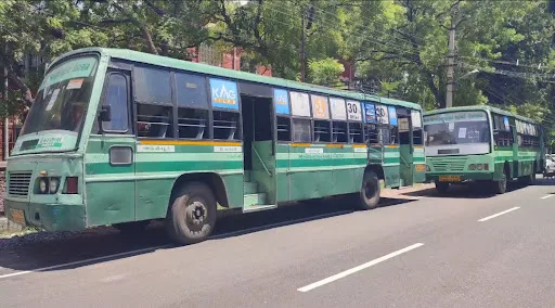 கோபிசெட்டிபாளையம் அருகே அரசு பேருந்து மோதிய விபத்தில் உயிரிழந்த குடும்பத்திற்கு போக்குவரத்து நிர்வாகம் நஷ்ட ஈடு வழங்காத நிலையில் 3 அரசு பேருந்துகளை நீதிமன்ற ஊழியர்கள் ஜப்தி செய்தனர். 1 1717592480885734 1
