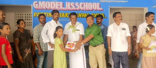 நம்பியூர் அருகே அரசு மாதிரி மேல்நிலைப்பள்ளியில் மாணவ மாணவிகளுக்கு மேளதாளம் முழங்க ஆரத்தி எடுத்து மரக்கன்றுகள் கொடுத்தும் வரவேற்பு 4 1718191527869750 3