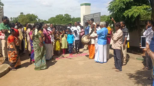 நம்பியூர் அருகே அரசு மாதிரி மேல்நிலைப்பள்ளியில் மாணவ மாணவிகளுக்கு மேளதாளம் முழங்க ஆரத்தி எடுத்து மரக்கன்றுகள் கொடுத்தும் வரவேற்பு 3 1718191535008112 2
