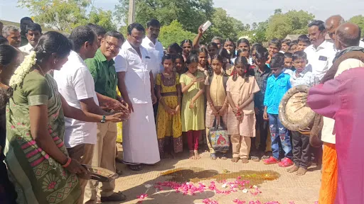 நம்பியூர் அருகே அரசு மாதிரி மேல்நிலைப்பள்ளியில் மாணவ மாணவிகளுக்கு மேளதாளம் முழங்க ஆரத்தி எடுத்து மரக்கன்றுகள் கொடுத்தும் வரவேற்பு 2 1718191541156660 1