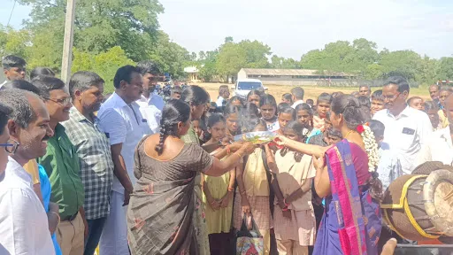நம்பியூர் அருகே அரசு மாதிரி மேல்நிலைப்பள்ளியில் மாணவ மாணவிகளுக்கு மேளதாளம் முழங்க ஆரத்தி எடுத்து மரக்கன்றுகள் கொடுத்தும் வரவேற்பு 1 1718191547807568 0