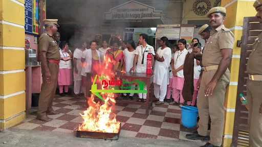 கோபிசெட்டிபாளையம் வாய்க்கால் ரோட்டில் உள்ள ஆரம்ப சுகாதார நிலையத்தில் தீ தடுப்பு குறித்து விழிப்புணர்வு நிகழ்ச்சி நடைபெற்றது. 3 1718889625722811 2