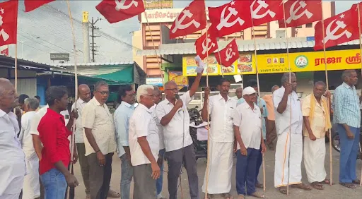 நெல்லை சிபிஎம் அலுவலகத்தில் தாக்குதல் நடத்தியவர்களை வன்கொடுமை சட்டத்தில் கைது செய்ய வலியுறுத்தி கோபிசெட்டிபாளையம் பேருந்துநிலையத்தில் மார்க்சிஸ்ட் கம்யூனிட் கட்சியினர் கண்டன ஆர்பாட்டத்தில் ஈடுபட்டனர். 3 1718964150237159 2