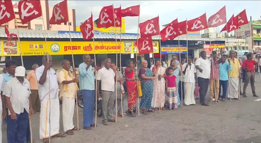 நெல்லை சிபிஎம் அலுவலகத்தில் தாக்குதல் நடத்தியவர்களை வன்கொடுமை சட்டத்தில் கைது செய்ய வலியுறுத்தி கோபிசெட்டிபாளையம் பேருந்துநிலையத்தில் மார்க்சிஸ்ட் கம்யூனிட் கட்சியினர் கண்டன ஆர்பாட்டத்தில் ஈடுபட்டனர். 2 1718964155113557 1