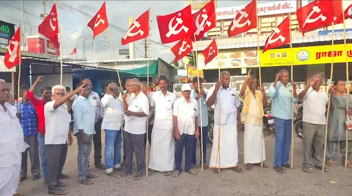 நெல்லை சிபிஎம் அலுவலகத்தில் தாக்குதல் நடத்தியவர்களை வன்கொடுமை சட்டத்தில் கைது செய்ய வலியுறுத்தி கோபிசெட்டிபாளையம் பேருந்துநிலையத்தில் மார்க்சிஸ்ட் கம்யூனிட் கட்சியினர் கண்டன ஆர்பாட்டத்தில் ஈடுபட்டனர். 1 1718964159395533 0