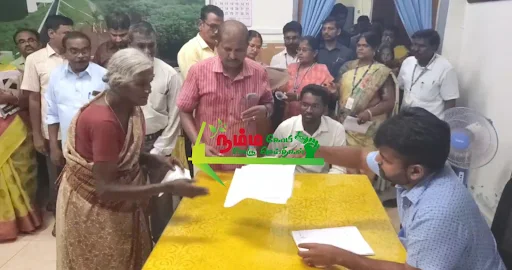 கோபிசெட்டிபாளையம் வட்டாட்சியர் அலுவலகத்தில் நடைபெற்ற வருவாய் தீர்வாய முகாமில் ஈரோடு மாவட்ட ஆட்சியர் ராஜகோபாலசுன்கரா கலந்து கொண்டு பொதுமக்களிடமிருந்து மனுக்களை பெற்றார். 4 1718964994362502 3