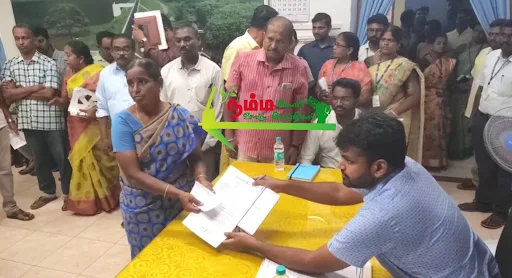 கோபிசெட்டிபாளையம் வட்டாட்சியர் அலுவலகத்தில் நடைபெற்ற வருவாய் தீர்வாய முகாமில் ஈரோடு மாவட்ட ஆட்சியர் ராஜகோபாலசுன்கரா கலந்து கொண்டு பொதுமக்களிடமிருந்து மனுக்களை பெற்றார். 3 1718965001059596 2