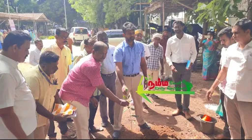 கோபிசெட்டிபாளையம் வட்டாட்சியர் அலுவலகத்தில் நடைபெற்ற வருவாய் தீர்வாய முகாமில் ஈரோடு மாவட்ட ஆட்சியர் ராஜகோபாலசுன்கரா கலந்து கொண்டு பொதுமக்களிடமிருந்து மனுக்களை பெற்றார். 1 1718965010008696 0