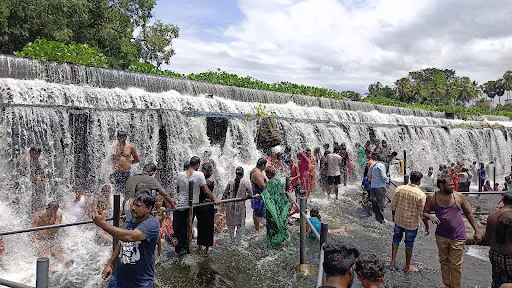 கோபிசெட்டிபாளையம் அருகே உள்ள கொடிவேரி அணையில் விடுமுறையையொட்டி சுற்றுலா பயணிகள் அருவி போல் கொட்டும் தண்ணீரில் குளித்து மகிழ்ந்தனர் 3 1719200482947735 2