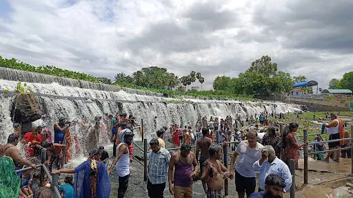 கோபிசெட்டிபாளையம் அருகே உள்ள கொடிவேரி அணையில் விடுமுறையையொட்டி சுற்றுலா பயணிகள் அருவி போல் கொட்டும் தண்ணீரில் குளித்து மகிழ்ந்தனர் 1 1719200505412365 0