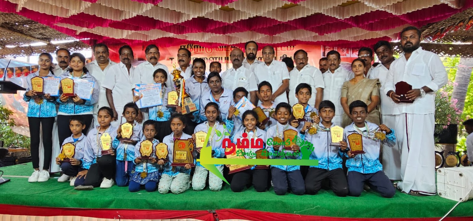 கோபி அருகே உள்ள டி.என்.பாளையத்தில் அரசு பள்ளியில் படித்து 10 மற்றும் 12ம் வகுப்பு தேர்வில் முதல் மதிப்பெண் பெற்ற மாணவ, மாணவிகளுக்கு பரிசு மற்றும் ஊக்கதொகையும் நாடாளுமன்ற தேர்தலில் வெற்றிக்காக உழைத்த கட்சி நிர்வாகிகளுக்கு டி.என்.பாளையம் ஒன்றிய திமுக சார்பில் பாராட்டி பரிசு வழங்கப்பட்டது. 1 1719217397602543 0