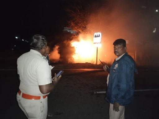 நம்பியூரில் தீவிபத்தில் இரு குடிசை வீடுகள் தீயில் எரிந்து முழுமையாக சேதமானது. 2 1719582318169264 2
