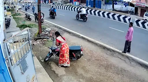 கோபிசெட்டிபாளையம் பஜனைகோவில் அருகே சாலையை கடக்க முயன்றவர் மீது இருசக்கர வாகனம் மோதி விபத்துக்குள்ளான சிசிடிவி காட்சிகள் சமூக வலைய தளங்களில் வேகமாக பரவி வருகின்றது.. 1 1720419084004976 0
