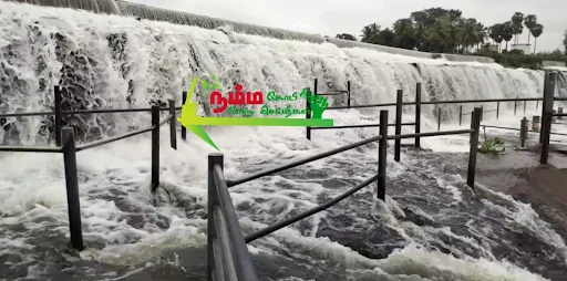 கோபிசெட்டிபாளையம் அருகேஉள்ள கொடிவேரி அணை வழியாக நேற்று பெய்த கனமழை காரணமாக அதிக அளவு உபரி நீர் வெளியேறி வருவதால் இன்று கொடிவேரி அணைக்கு வர சுற்றுலா பயணிகள் பாதுகாப்பு கருதி பொதுப்பணித்துறை தடை விதித்துள்ளனர். 4 1720963856461321 3