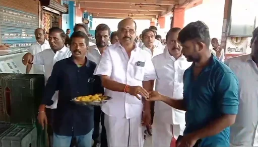 விக்கிரவாண்டி இடைத்தேர்தலில் திமுக வெற்றி உறுதியானதை தொடர்ந்து கோபிசெட்டிபாளையம் பேருந்து நிலையத்தில் திமுக தொண்டர்கள் பட்டாசுகள் வெடிக்கும் இனிப்புகள் வழங்கியும் கொண்டாடினார். 4 1721084587183456 3