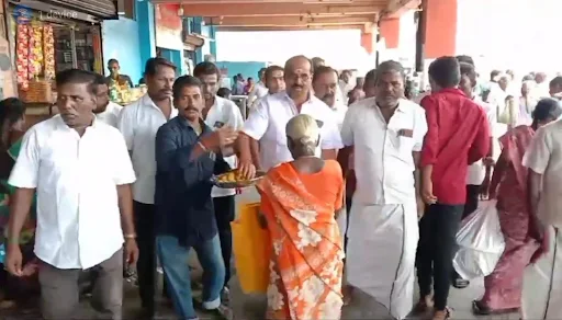 விக்கிரவாண்டி இடைத்தேர்தலில் திமுக வெற்றி உறுதியானதை தொடர்ந்து கோபிசெட்டிபாளையம் பேருந்து நிலையத்தில் திமுக தொண்டர்கள் பட்டாசுகள் வெடிக்கும் இனிப்புகள் வழங்கியும் கொண்டாடினார். 3 1721084595106499 2