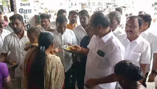 விக்கிரவாண்டி இடைத்தேர்தலில் திமுக வெற்றி உறுதியானதை தொடர்ந்து கோபிசெட்டிபாளையம் பேருந்து நிலையத்தில் திமுக தொண்டர்கள் பட்டாசுகள் வெடிக்கும் இனிப்புகள் வழங்கியும் கொண்டாடினார். 2 1721084602843185 1