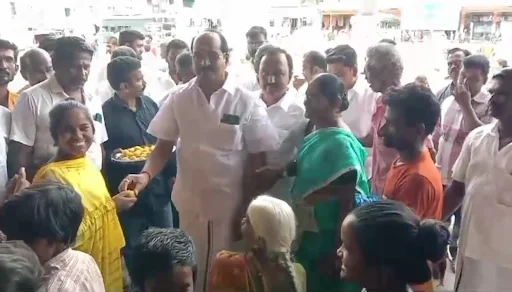 விக்கிரவாண்டி இடைத்தேர்தலில் திமுக வெற்றி உறுதியானதை தொடர்ந்து கோபிசெட்டிபாளையம் பேருந்து நிலையத்தில் திமுக தொண்டர்கள் பட்டாசுகள் வெடிக்கும் இனிப்புகள் வழங்கியும் கொண்டாடினார். 1 1721084608753538 0