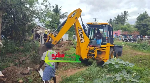 கோபிசெட்டிபாளையம் அருகே உள்ள கூகலூார், சக்கராபாளையம் பகுதியில் 10 வீடுகள் இடிக்கப்பட்டு, நீர்வள ஆதாரத்துறைக்கு சொந்தமான 4.50 ஏக்கர் நிலத்தை நீர்வள ஆதாரத்துறையினர் காவல்துறை பாதுகாப்புடன் மீட்டனர். 4 1721085321640321 4