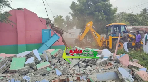 கோபிசெட்டிபாளையம் அருகே உள்ள கூகலூார், சக்கராபாளையம் பகுதியில் 10 வீடுகள் இடிக்கப்பட்டு, நீர்வள ஆதாரத்துறைக்கு சொந்தமான 4.50 ஏக்கர் நிலத்தை நீர்வள ஆதாரத்துறையினர் காவல்துறை பாதுகாப்புடன் மீட்டனர். 2 1721085339185373 2