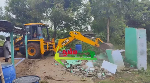 கோபிசெட்டிபாளையம் அருகே உள்ள கூகலூார், சக்கராபாளையம் பகுதியில் 10 வீடுகள் இடிக்கப்பட்டு, நீர்வள ஆதாரத்துறைக்கு சொந்தமான 4.50 ஏக்கர் நிலத்தை நீர்வள ஆதாரத்துறையினர் காவல்துறை பாதுகாப்புடன் மீட்டனர். 5 1721085704439437 1