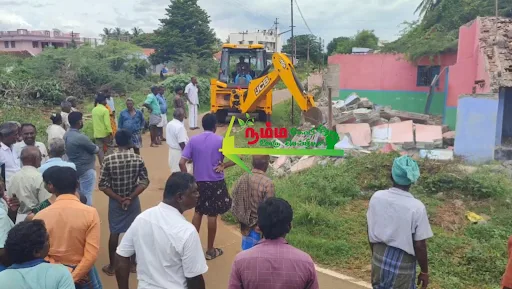 கோபிசெட்டிபாளையம் அருகே உள்ள கூகலூார், சக்கராபாளையம் பகுதியில் 10 வீடுகள் இடிக்கப்பட்டு, நீர்வள ஆதாரத்துறைக்கு சொந்தமான 4.50 ஏக்கர் நிலத்தை நீர்வள ஆதாரத்துறையினர் காவல்துறை பாதுகாப்புடன் மீட்டனர். 1 1721085713331343 0