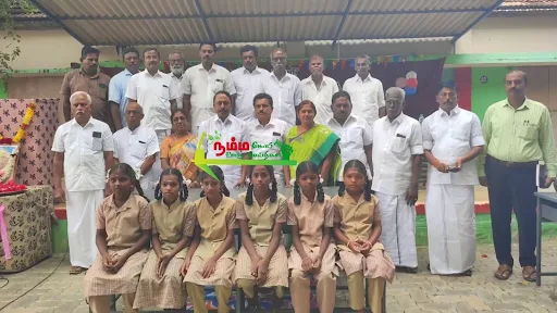 கோபிசெட்டிபாளையம் அருகே உள்ள எரம்பாளையம் பகுதியில் ரூ 14 லட்சம் மதிப்பீட்டில் புதிதாக கட்டப்பட்ட அங்கன்வாடி மையத்தினை திறந்து வைத்த முன்னாள் அமைச்சர் கே ஏ செங்கோட்டையன் காசிபாளையம் மேல்நிலைப் பள்ளியில் மாணவ மாணவிகளுக்கு இலவசமாக பேனாக்கள் மற்றும் டேபிள், பெஞ்ச் வழங்கினார் 6 1721086393097384 5