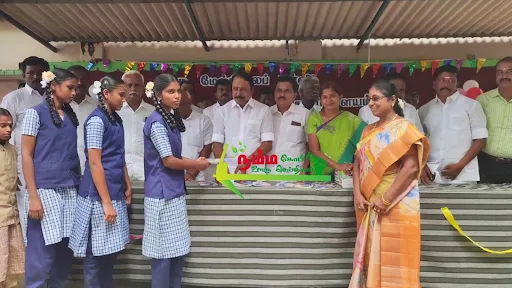 கோபிசெட்டிபாளையம் அருகே உள்ள எரம்பாளையம் பகுதியில் ரூ 14 லட்சம் மதிப்பீட்டில் புதிதாக கட்டப்பட்ட அங்கன்வாடி மையத்தினை திறந்து வைத்த முன்னாள் அமைச்சர் கே ஏ செங்கோட்டையன் காசிபாளையம் மேல்நிலைப் பள்ளியில் மாணவ மாணவிகளுக்கு இலவசமாக பேனாக்கள் மற்றும் டேபிள், பெஞ்ச் வழங்கினார் 3 1721086411506454 2