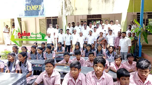 கோபிசெட்டிபாளையம் சட்டமன்ற தொகுதிக்குட்பட்ட பகுதிகளில் செயல்பட்டு வரும் குருமந்தூர் அரசு மேல்நிலைப் பள்ளிகளுக்கு சட்டமன்ற உறுப்பினர் நிதியிலிருந்து மேசை நாற்காலிகளை முன்னாள் அமைச்சர் கே ஏ செங்கோட்டையன் வழங்கினார். 9 1721838261964410 8