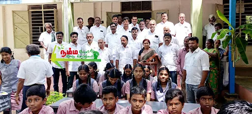 கோபிசெட்டிபாளையம் சட்டமன்ற தொகுதிக்குட்பட்ட பகுதிகளில் செயல்பட்டு வரும் குருமந்தூர் அரசு மேல்நிலைப் பள்ளிகளுக்கு சட்டமன்ற உறுப்பினர் நிதியிலிருந்து மேசை நாற்காலிகளை முன்னாள் அமைச்சர் கே ஏ செங்கோட்டையன் வழங்கினார். 8 1721838271545493 7
