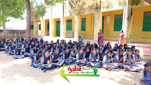 கோபிசெட்டிபாளையம் சட்டமன்ற தொகுதிக்குட்பட்ட பகுதிகளில் செயல்பட்டு வரும் குருமந்தூர் அரசு மேல்நிலைப் பள்ளிகளுக்கு சட்டமன்ற உறுப்பினர் நிதியிலிருந்து மேசை நாற்காலிகளை முன்னாள் அமைச்சர் கே ஏ செங்கோட்டையன் வழங்கினார். 7 1721838278130929 6