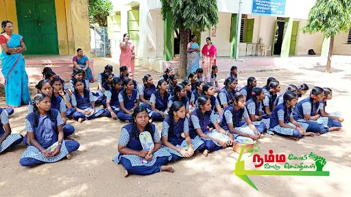 கோபிசெட்டிபாளையம் சட்டமன்ற தொகுதிக்குட்பட்ட பகுதிகளில் செயல்பட்டு வரும் குருமந்தூர் அரசு மேல்நிலைப் பள்ளிகளுக்கு சட்டமன்ற உறுப்பினர் நிதியிலிருந்து மேசை நாற்காலிகளை முன்னாள் அமைச்சர் கே ஏ செங்கோட்டையன் வழங்கினார். 6 1721838285427406 5