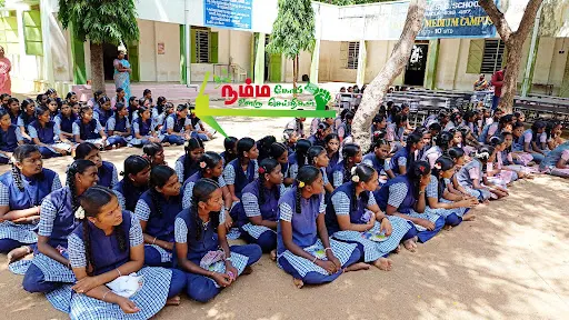 கோபிசெட்டிபாளையம் சட்டமன்ற தொகுதிக்குட்பட்ட பகுதிகளில் செயல்பட்டு வரும் குருமந்தூர் அரசு மேல்நிலைப் பள்ளிகளுக்கு சட்டமன்ற உறுப்பினர் நிதியிலிருந்து மேசை நாற்காலிகளை முன்னாள் அமைச்சர் கே ஏ செங்கோட்டையன் வழங்கினார். 5 1721838292154007 4