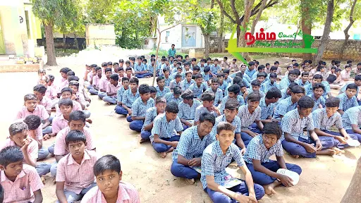 கோபிசெட்டிபாளையம் சட்டமன்ற தொகுதிக்குட்பட்ட பகுதிகளில் செயல்பட்டு வரும் குருமந்தூர் அரசு மேல்நிலைப் பள்ளிகளுக்கு சட்டமன்ற உறுப்பினர் நிதியிலிருந்து மேசை நாற்காலிகளை முன்னாள் அமைச்சர் கே ஏ செங்கோட்டையன் வழங்கினார். 3 1721838303483085 2
