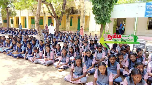 கோபிசெட்டிபாளையம் சட்டமன்ற தொகுதிக்குட்பட்ட பகுதிகளில் செயல்பட்டு வரும் குருமந்தூர் அரசு மேல்நிலைப் பள்ளிகளுக்கு சட்டமன்ற உறுப்பினர் நிதியிலிருந்து மேசை நாற்காலிகளை முன்னாள் அமைச்சர் கே ஏ செங்கோட்டையன் வழங்கினார். 2 1721838309630447 1