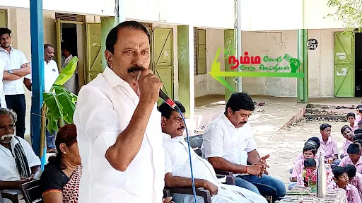 கோபிசெட்டிபாளையம் சட்டமன்ற தொகுதிக்குட்பட்ட பகுதிகளில் செயல்பட்டு வரும் குருமந்தூர் அரசு மேல்நிலைப் பள்ளிகளுக்கு சட்டமன்ற உறுப்பினர் நிதியிலிருந்து மேசை நாற்காலிகளை முன்னாள் அமைச்சர் கே ஏ செங்கோட்டையன் வழங்கினார். 1 1721838315612755 0