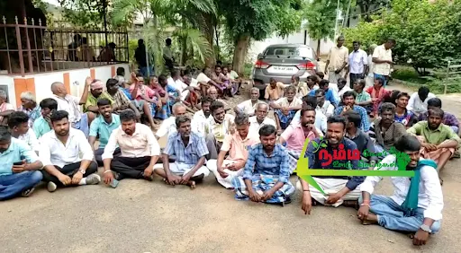 கோபி அருகே உள்ள அக்கரை கொடிவேரி ஊராட்சியில் தாழ்த்தப்பட்ட மக்களுக்கான மயானத்தை தனியார் ஆக்கிரமிப்பில் இருந்து மீட்டு தரக்கூறி கிராம மக்கள் கோபி கோட்டாட்சியர் அலுவலகத்தில் காத்திருப்பு போராட்டத்தில் ஈடுபட்டு வருகின்றனர். 4 1722099253731756 3