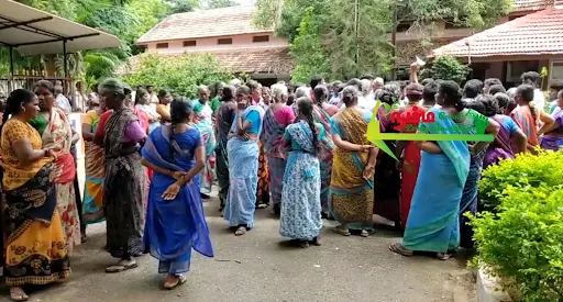 கோபி அருகே உள்ள அக்கரை கொடிவேரி ஊராட்சியில் தாழ்த்தப்பட்ட மக்களுக்கான மயானத்தை தனியார் ஆக்கிரமிப்பில் இருந்து மீட்டு தரக்கூறி கிராம மக்கள் கோபி கோட்டாட்சியர் அலுவலகத்தில் காத்திருப்பு போராட்டத்தில் ஈடுபட்டு வருகின்றனர். 3 1722099262954675 2