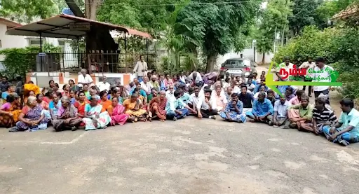 கோபி அருகே உள்ள அக்கரை கொடிவேரி ஊராட்சியில் தாழ்த்தப்பட்ட மக்களுக்கான மயானத்தை தனியார் ஆக்கிரமிப்பில் இருந்து மீட்டு தரக்கூறி கிராம மக்கள் கோபி கோட்டாட்சியர் அலுவலகத்தில் காத்திருப்பு போராட்டத்தில் ஈடுபட்டு வருகின்றனர். 1 1722099281819174 0