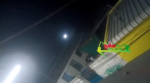 கோபிசெட்டிபாளையம் அருகே உள்ள சிங்கிரிபாளையம் பகுதியில், ஒரு வாரமாக வீடுகளின் மீது கற்களை வீசி பொதுமக்களை அச்சுறுத்தி வந்த நபரை கடத்தூர் காவல்துறையினர் கைது செய்தனர். 3 1722841491448508 2