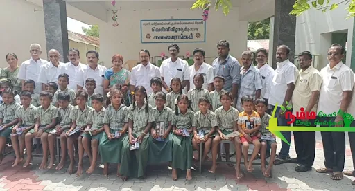 கோபிசெட்டிபாளையம் கல்வி மாவட்டத்தில் செயல்பட்டு வரும் மணியகாரன்புதூர் அரசு பள்ளிகளுக்கு சட்டமன்ற உறுப்பினர் நிதியிலிருந்து மேசை நாற்காலிகளை முன்னாள் அமைச்சரும் கோபி சட்டமன்ற உறுப்பினருமான கே.ஏ.செங்கோட்டையன் வழங்கினார். 6 1723297013395057 5