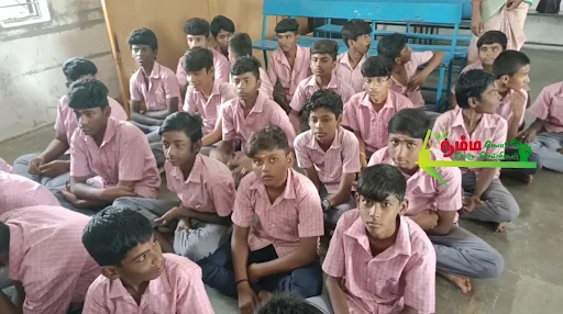 கோபிசெட்டிபாளையம் கல்வி மாவட்டத்தில் செயல்பட்டு வரும் மணியகாரன்புதூர் அரசு பள்ளிகளுக்கு சட்டமன்ற உறுப்பினர் நிதியிலிருந்து மேசை நாற்காலிகளை முன்னாள் அமைச்சரும் கோபி சட்டமன்ற உறுப்பினருமான கே.ஏ.செங்கோட்டையன் வழங்கினார். 2 1723297042127145 1